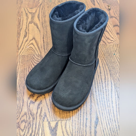 UGG CLASSIC SHORT II METALLIC BLACK SHEEPSKIN BOOT - Picture 2 of 5